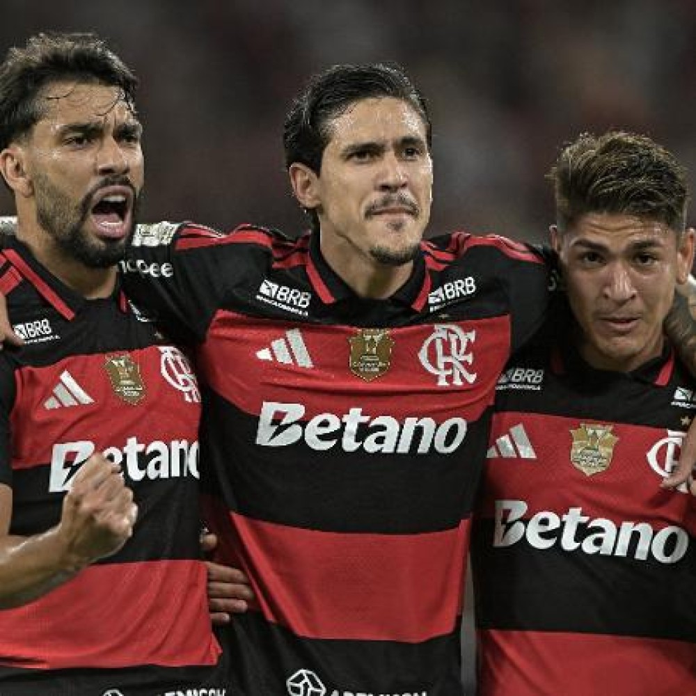 Flamengo vence e fica a um ponto do Palmeiras, líder do Brasileirão