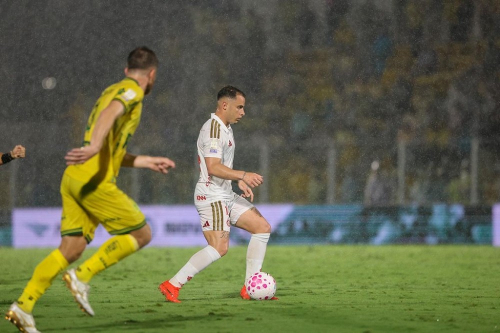 Com um a mais, Mirassol vence e complica Internacional no Brasileirão