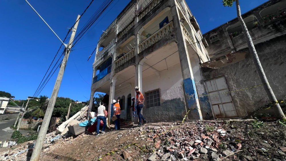 Vistoria técnica é realizada em imóvel que desabou no bairro Jardim Pérola