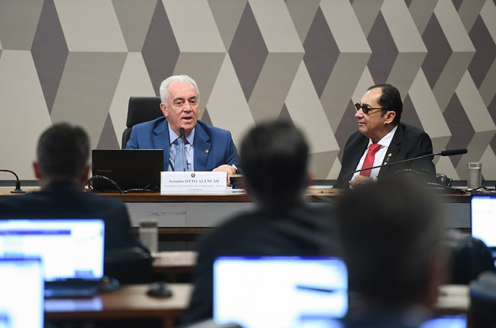 Senadores repercutem proposta que extingue reeleição para prefeitos, governadores e presidente da república