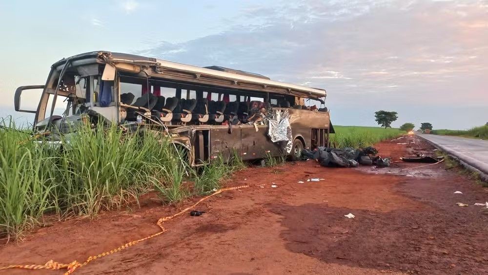 Acidente entre ônibus e caminhão em São Paulo causa 12 mortes